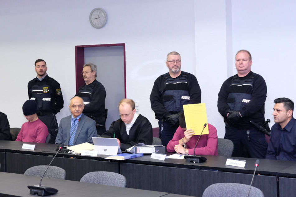 Die Verteidiger der beiden Angeklagten (17 und 19) forderten Freispruch vom Vorwurf der Körperverletzung mit Todesfolge.
