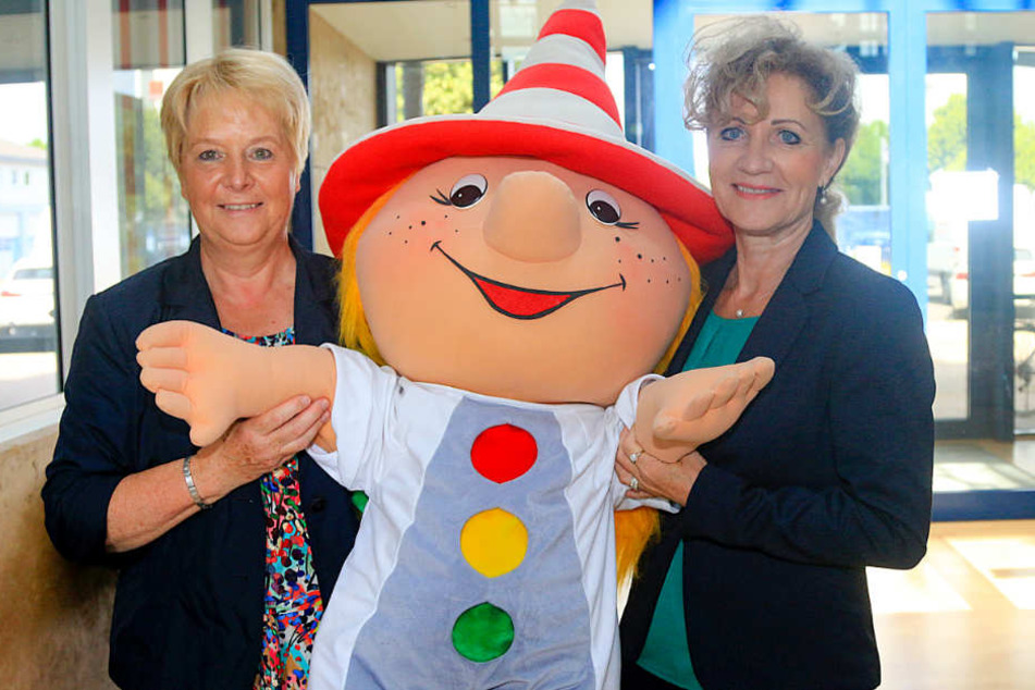 Dagmar Lemke (li.), Geschäftsführerin der Landesverkehrswacht Thüringen e.V. präsentierte gemeinsam mit Birgit Keller das Maskottchen "Ampelinchen".
