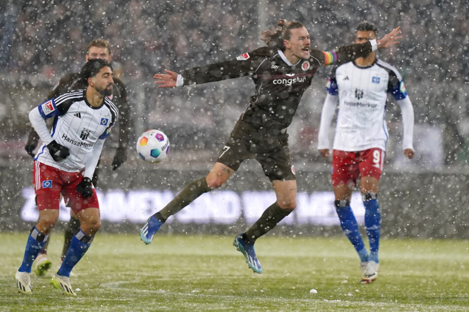 In der zweiten Halbzeit wurde der Schneefall im Millerntor-Stadion sogar noch einmal stärker.