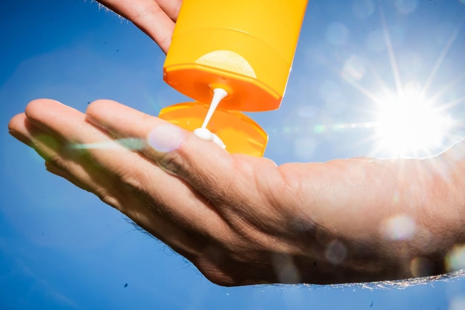 Wer sich an Pfingsten draußen aufhält, sollte an Sonnencreme denken. (Symbolfoto)