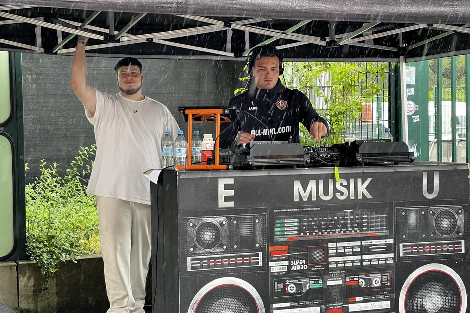 Tim Schreiber (23, r.) bewies seine Qualitäten als DJ.
