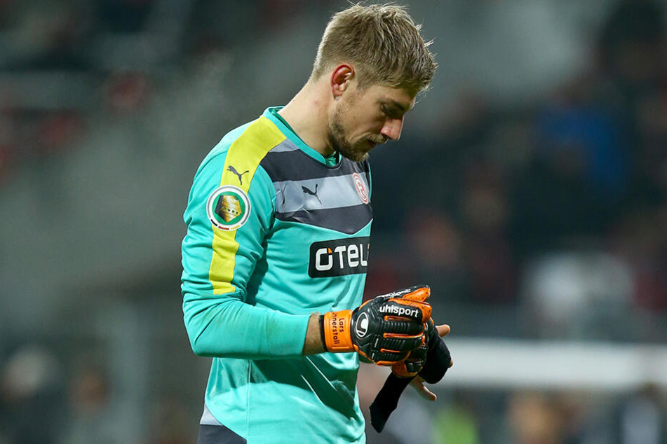 Lars Unnterstall, hier im Trikot von Fortuna Düsseldorf, musste gegen Ajax Amsterdam gleich sechs Mal hinter sich greifen. (Archivbild)