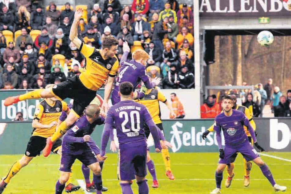 Florian Ballas (vorn.,l.) steigt höher als die Auer Abwehr und köpft wuchtig Richtung Tor.