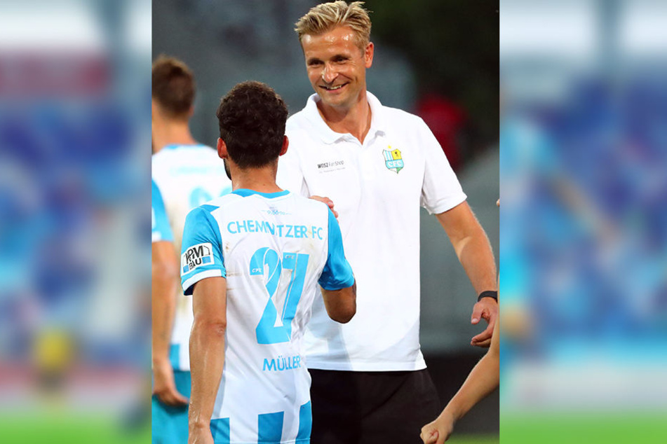 Am 1. August war die Welt noch in Ordnung: Trainer David Bergner freut sich mit Fabian Müller (r.) über den 2:0-Sieg gegen den BFC. Links Pascal Itter.