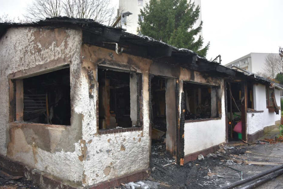 Im Inneren der Laube kam es zu einem Vollbrand. Die Ermittlungen laufen.