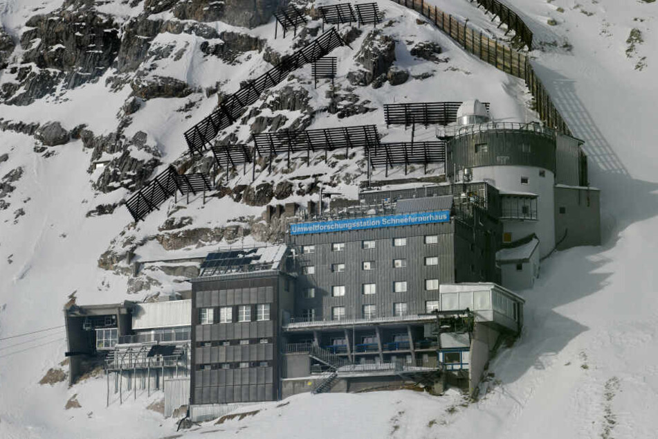 Schnee liegt um Deutschlands höchstgelegende Umweltforschungsstation, dem Schneefernerhaus auf der Zugspitze.
