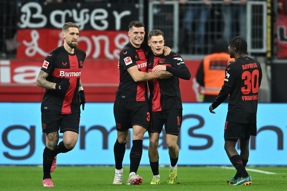 Granit Xhaka (31, 2.v.l.) und Florian Wirtz (21, 3.v.l.) haben sich mit Bayer Leverkusen international in den Fokus gespielt.