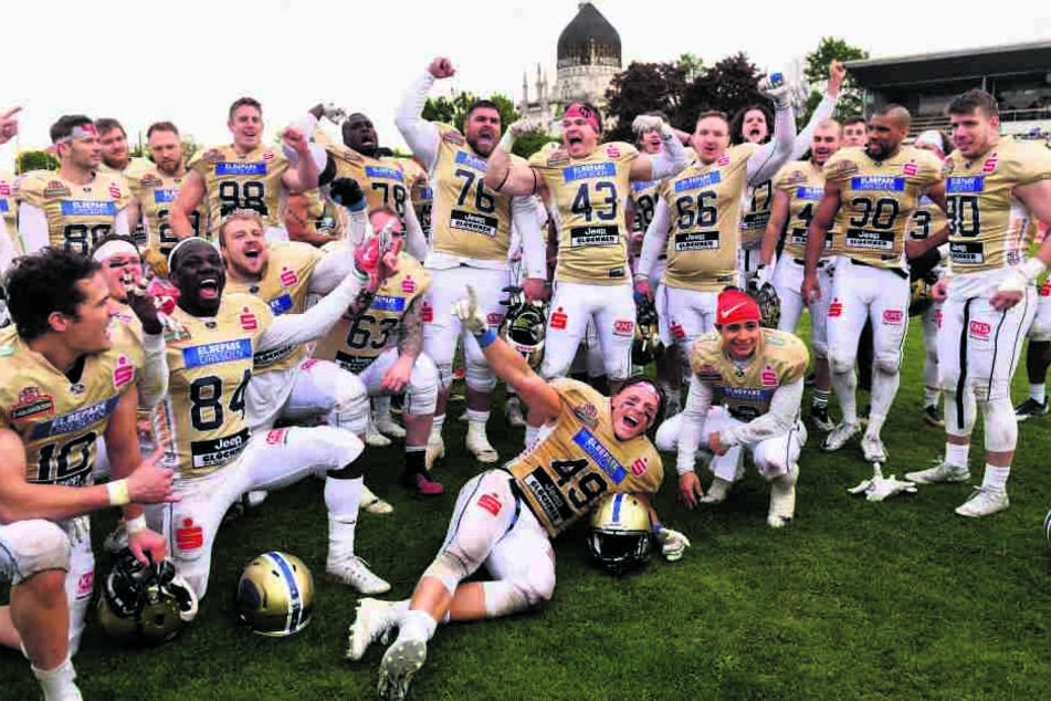 Kollektiver Jubel der Dresden-Monarchs nach dem GFL-Auftaktsieg gegen die überforderten Düsseldorf Panther.