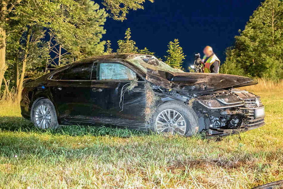Der VW Passat landete völlig demoliert auf einer Wiese.