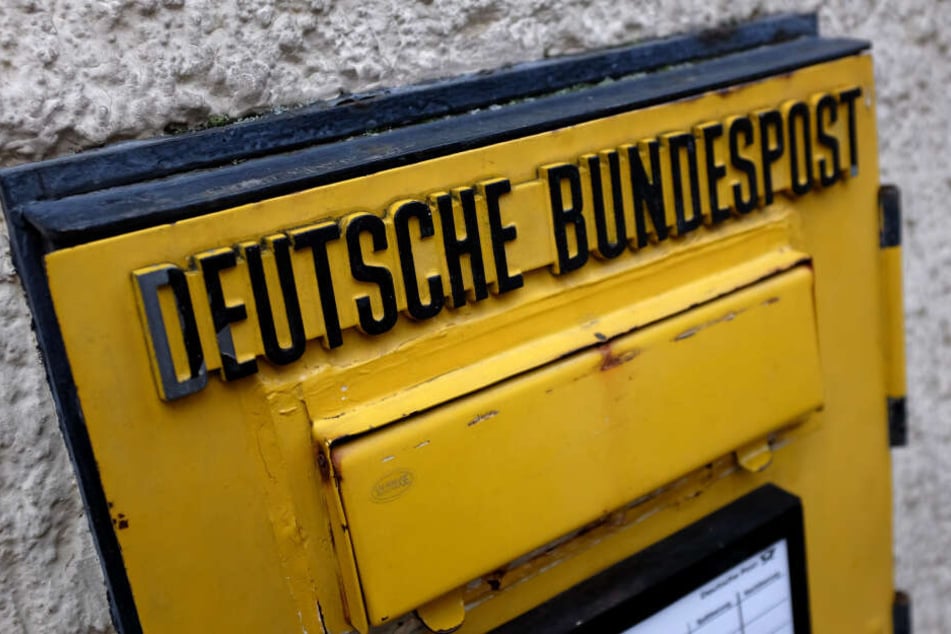 Ein alter Briefkasten der ehemaligen Deutschen Bundespost.