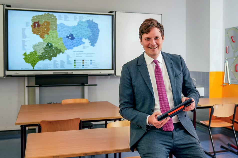 Kultusminister Conrad Clemens (42, CDU) in einem Klassenzimmer im BSZ für Technik "Gustav Anton Zeuner" in Dresden. Er setzt auch auf die Digitalisierung, wenn es ums zukünftige Lernen geht.