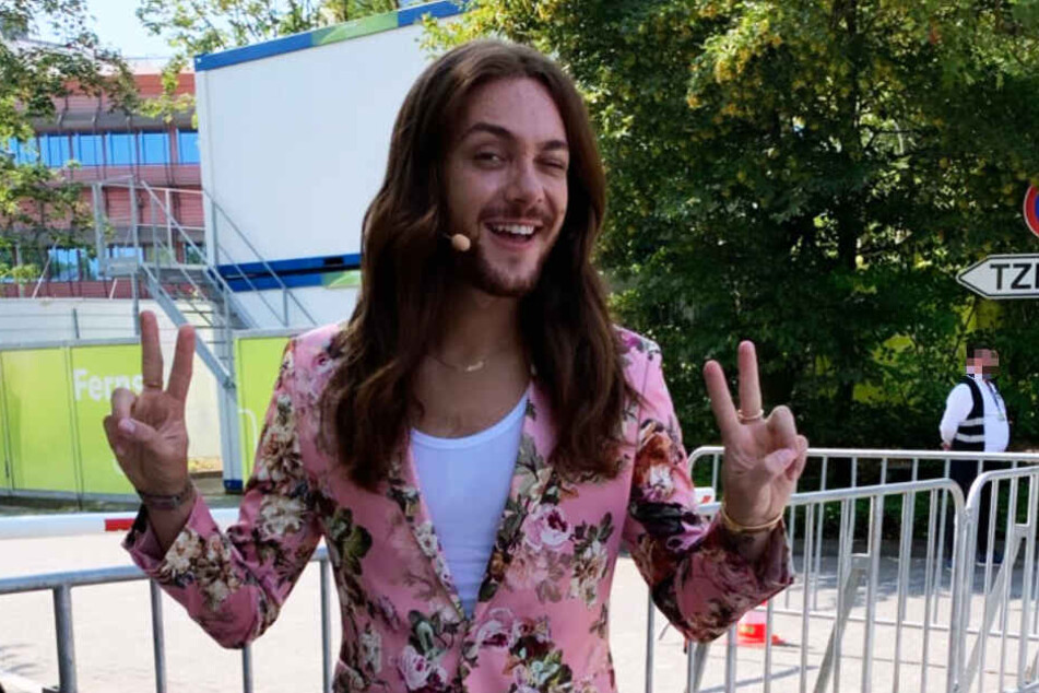 In der Mitte der Sendung wechselte Riccardo Simonetti sein Outfit.