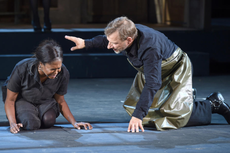 Motsi Mabuse als Tituba und ihr Kollege Vichy Müller als Reverend John Hale bei einer Fotoprobe zu "Hexenjagd".