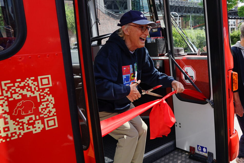 Am Donnerstag weihte Otto Waalkes (75) den Ottifanten-Bus offiziell ein.