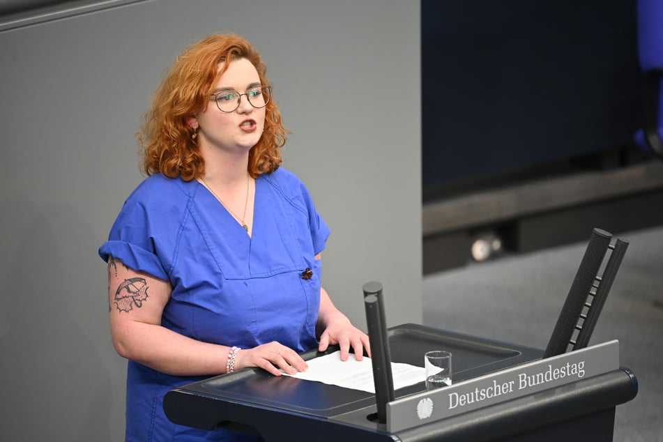 Zu ihrer ersten Rede im Bundestag erschien Merendino in ihrer Arbeitskleidung.