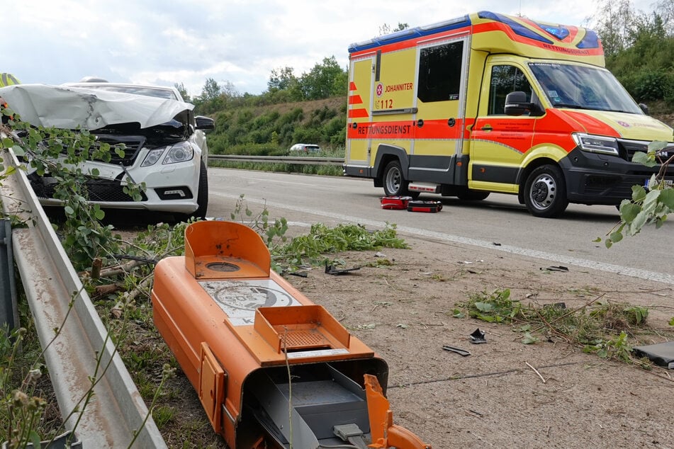 Der Mercedes-Benz war gegen die Leitplanke gekracht.