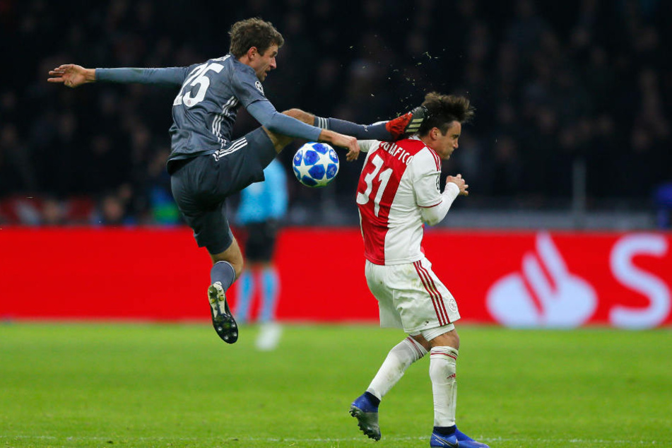 Thomas Müller sah nach seinem harten Foul die rote Karte.