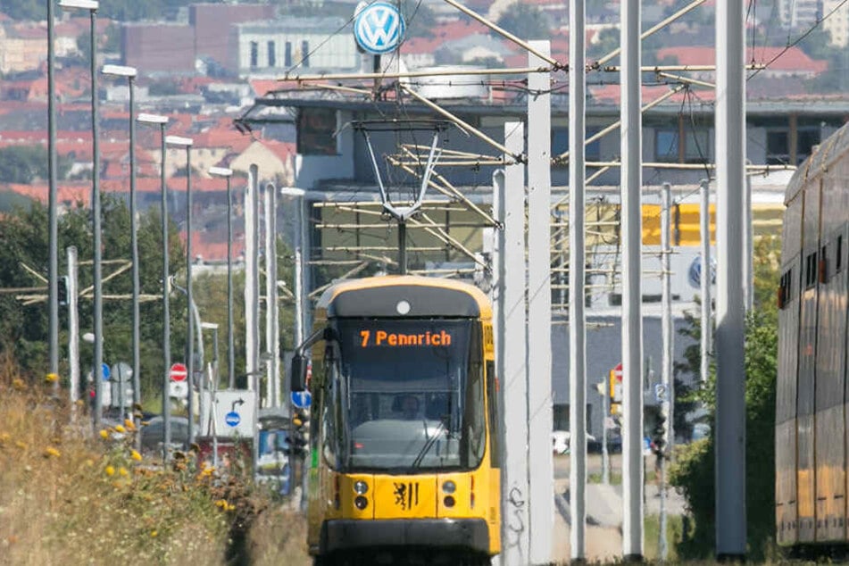 Die Straßenbahn 7 fährt Richtung Gorbitz. Sind die Ampeln optimal geschaltet, geht alles schneller.