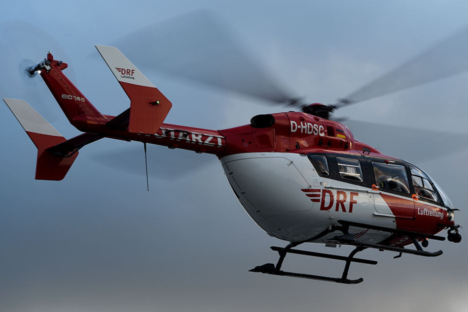 Per Rettungshubschrauber wurde der Verletzte in eine Spezialklinik geflogen. (Symbolbild)