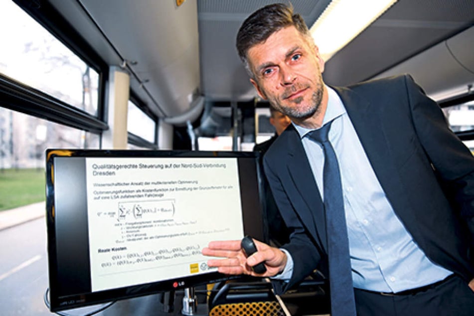 DVB-Vorstand Lars Seiffert zeigt die komplizierte Formel, auf deren Grundlage
das neue System funktioniert.