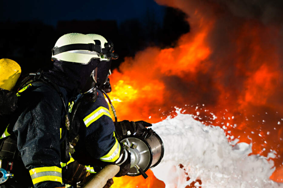 Die Brandlast verursachte laut Feuerwehr eine starke Rauchentwicklung. (Symbolbild)