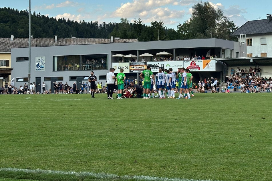 Mit Halskrause geht es nach längerer Behandlung für David Jaunegg vom Platz.