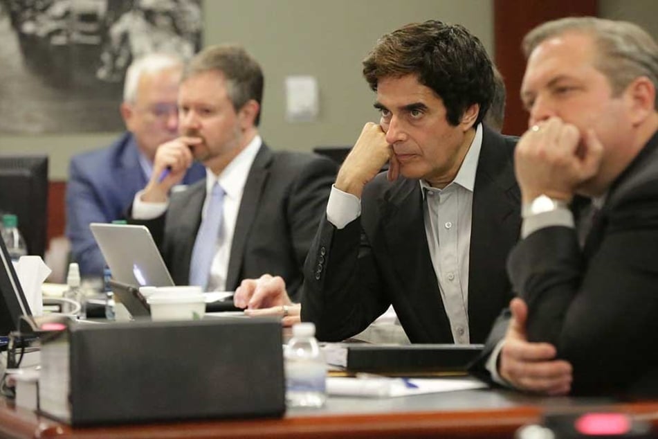 David Copperfield (2.v.r) muss sich derzeit vor Gericht verantworten.