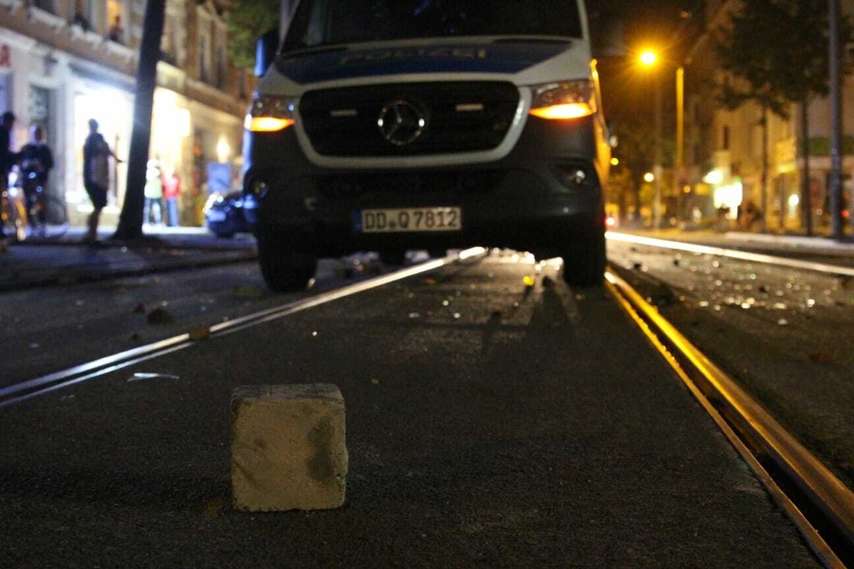 Die Polizeifahrzeuge wurden mit Steinen angegriffen.