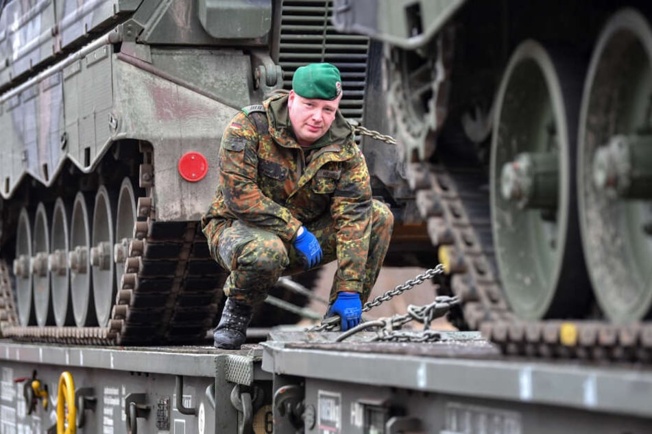 Soldaten des Panzergrenadierbataillons aus dem sächsische Marienberg verladen Schützenpanzer "Marder" auf Güteranhänger der Eisenbahn.
