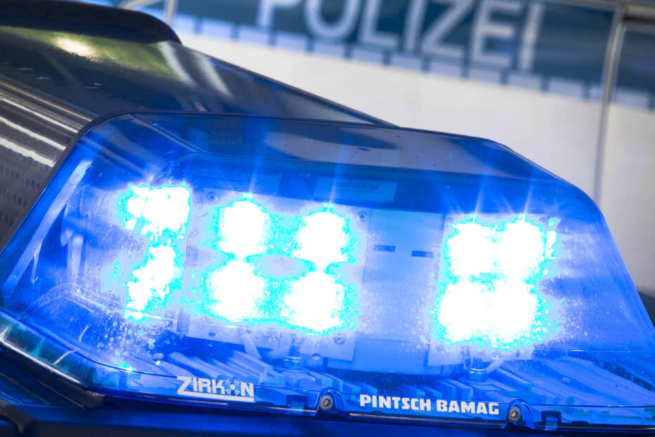 Den bisherigen Ermittlungen zufolge fuhr der Fahrer des Leichtkraftrads gegen eine Bus-Ecke (Symbolbild).
