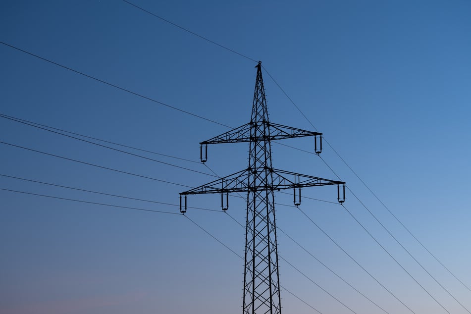 Ein Grund für die Stromausfälle sind unter anderem die langen Überlandleitungen, meint das Umwelt- und Energieministerium. (Symbolbild)