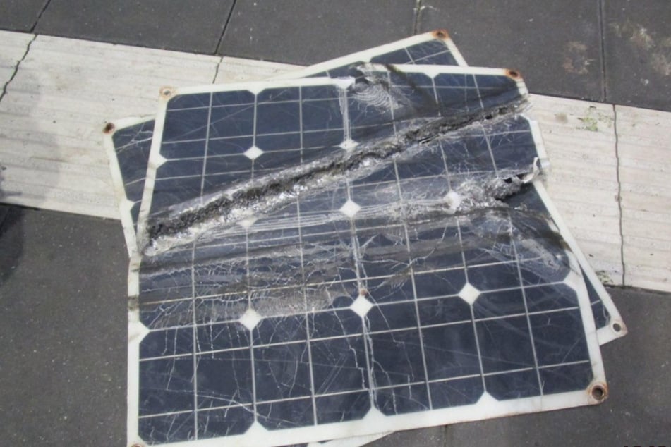 Der Regionalexpress von Chemnitz nach Dresden überfuhr am Samstagabend diese beiden Solarmodule.