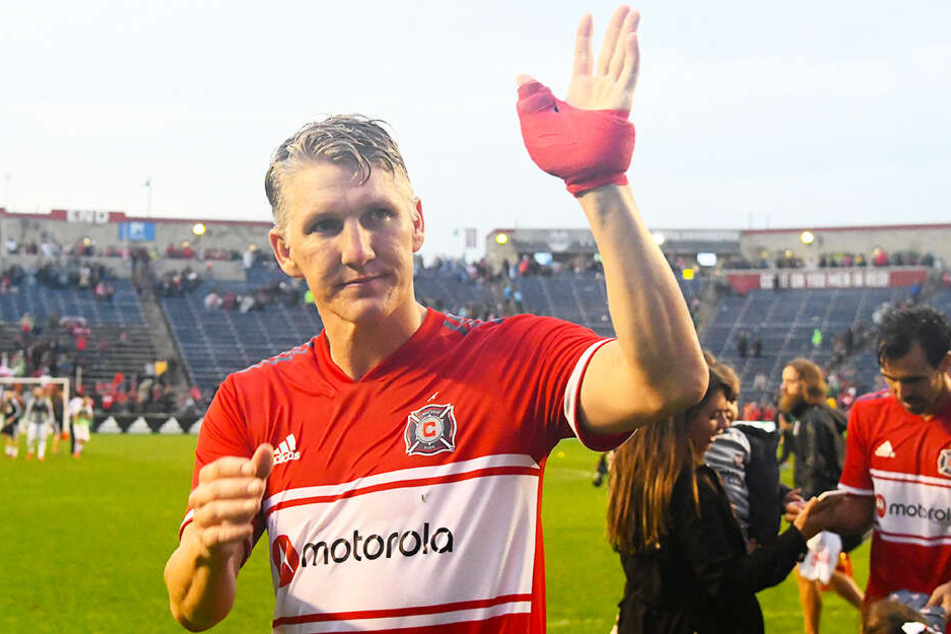 Ein müder und enttäuschter Bastian Schweinsteiger winkt nach dem Unentschieden gegen Toronto den Fans von Chicago Fire zu.