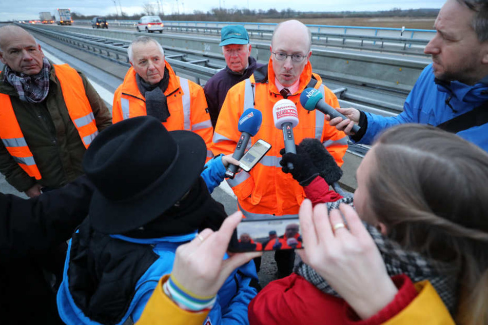 Nach der Freigabe der 773 Meter langen Behelfsbrücke für die teilweise im Moor versunkene Ostseeautobahn A20 spricht Christian Pegel (M), Landesverkehrsminister, zu den Journalisten.
