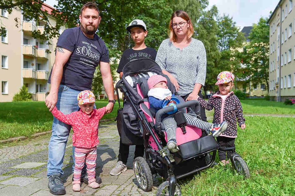 Maria (32) und Sascha Hengst (38) und ihre Kinder Leon (12), Sara, Nele und Vanessa brauchen dringend Hilfe.