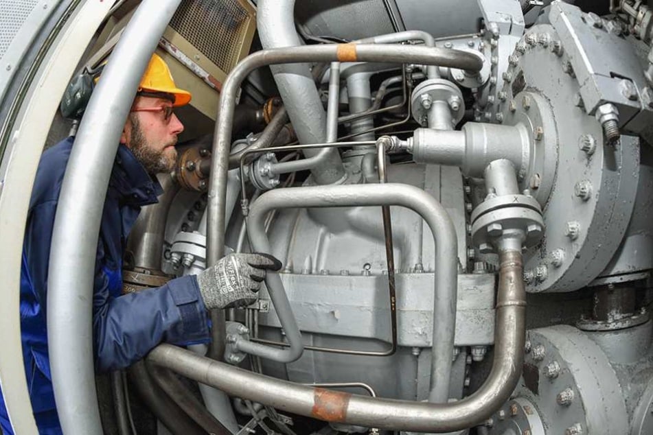 Steffen Kretschmer, Meister der Elektrotechnik, kontrolliert das Innere der Gasturbine A im Kraftwerk Thyrow (Brandenburg).