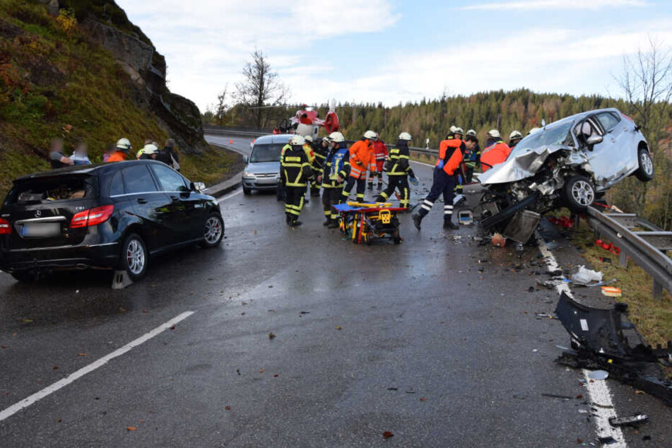 Der Fahrer des Mercedes (links) wurde leicht, die Fahrerin des Ford (rechts) schwer verletzt.
