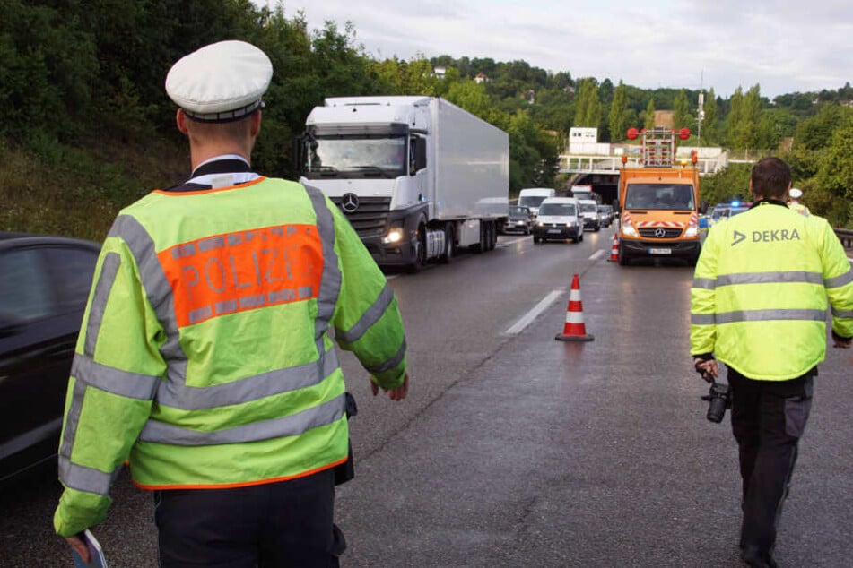 Der Verkehr wurde am Morgen über den Standstreifen an der Unfallstelle vorbei geleitet.