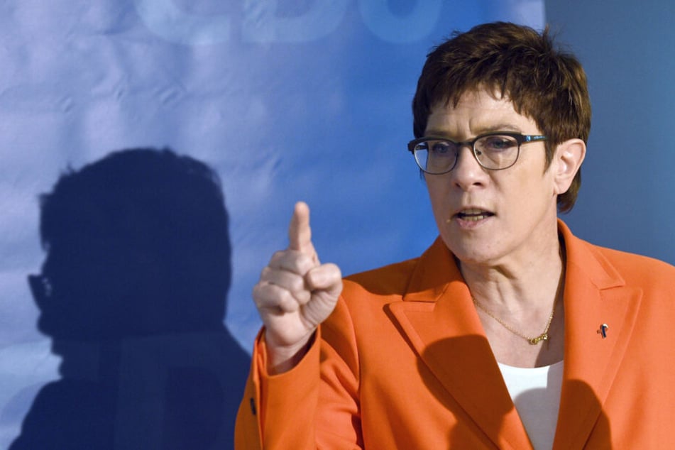 AKK ermahnt CDU in Thüringen! Partei lehnt jegliche Zusammenarbeit mit Linken ab
