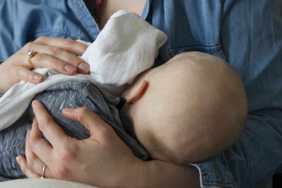 Virologen aus Ulm haben das neue Coronavirus erstmals in der Muttermilch einer an Covid-19 erkrankten Frau nachgewiesen.
