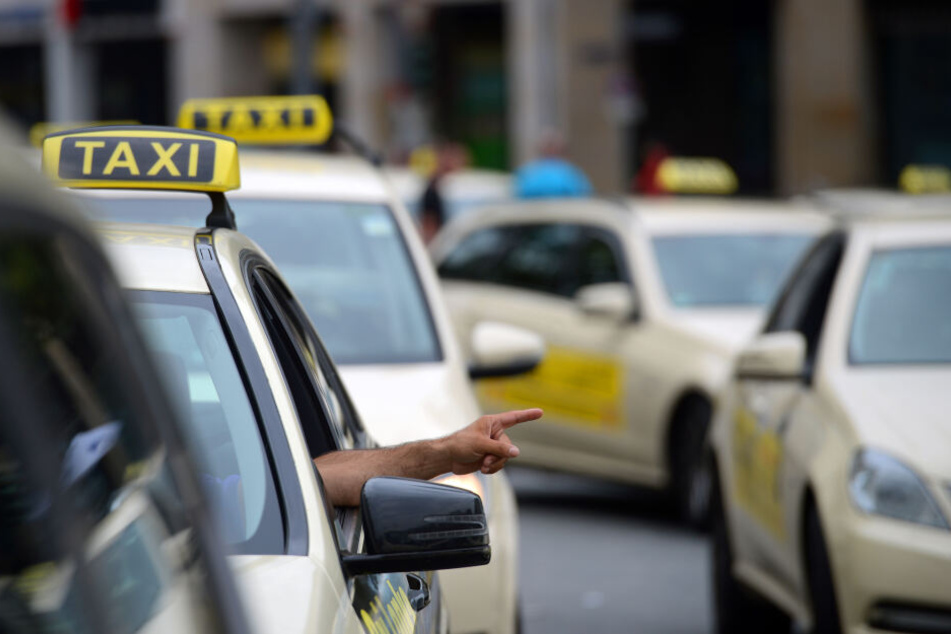 Frankfurts Taxifahrer wollen mit dem Autokorso ihren Unmut äußern. (Symbolbild)
