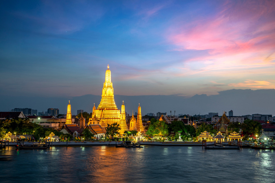 Der Tempel Wat Arun, auch Tempel der Morgenröte genannt, ist wegen seiner markanten Bauweise eines der Wahrzeichen der Stadt.