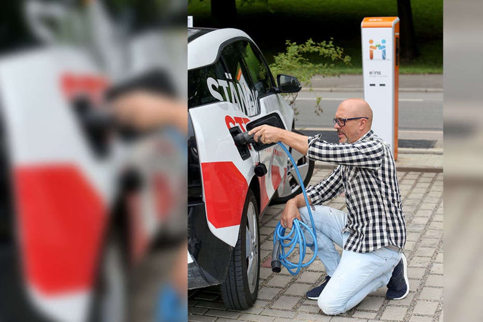 Die Eins hat in der Schönherrfabrik eine neue Ladestation errichtet. An der tankt Torsten Schmidt (49) seinen BMW.