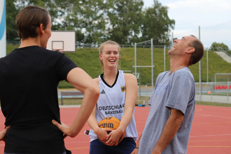 Joe Enochs und Tochter Emily hatten viel Spaß mit MOPO-Reporter Michael Thiele (l.).