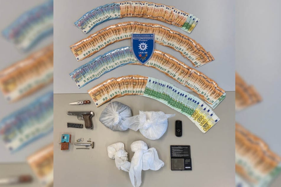 Die Polizei stellte Drogen, Geld und Waffen sicher.