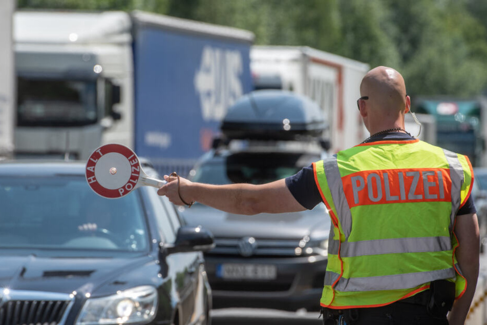 Durch die dritte Fahrspur soll der Verkehr entlastet werden. (Symbolbild)