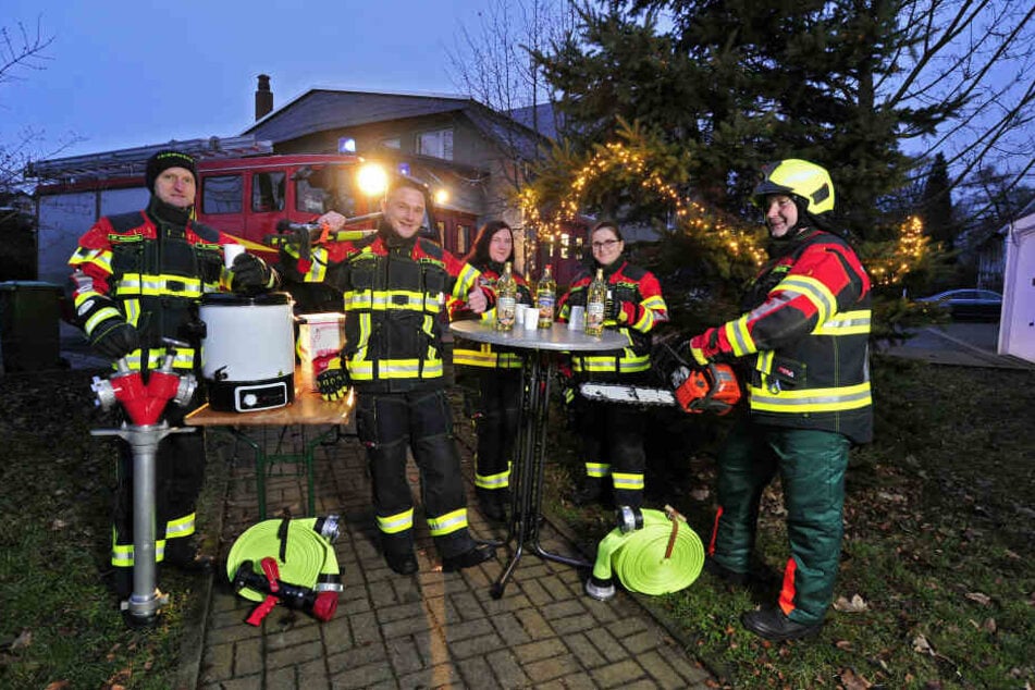 (v.l.) Karsten Franke (51), Stefan Dittrich (29), Caroline Richter (36), Miriam Ranft (22) und Tino Watenberg (42) von der Freiwilligen Feuerwehr Auerswalde freuen sich aufs Sägen und Häckseln bei Glühwein und Musik.