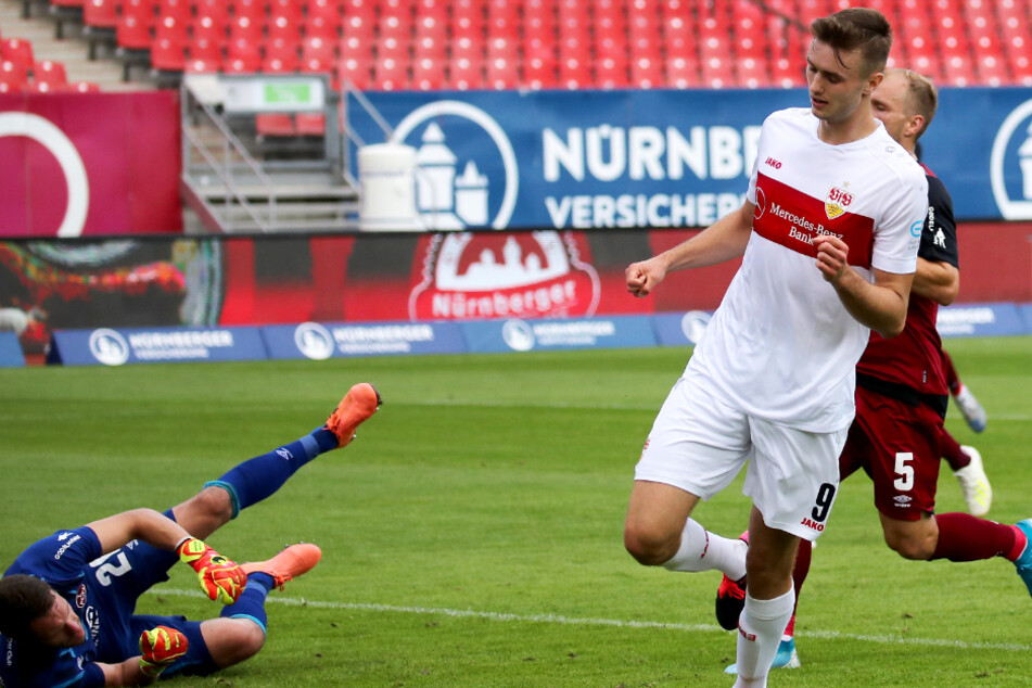 VfB-Stürmer Sasa Kalajdzic (23, Mitte) jubelt über seinen Treffer gegen den 1. FC Nürnberg.