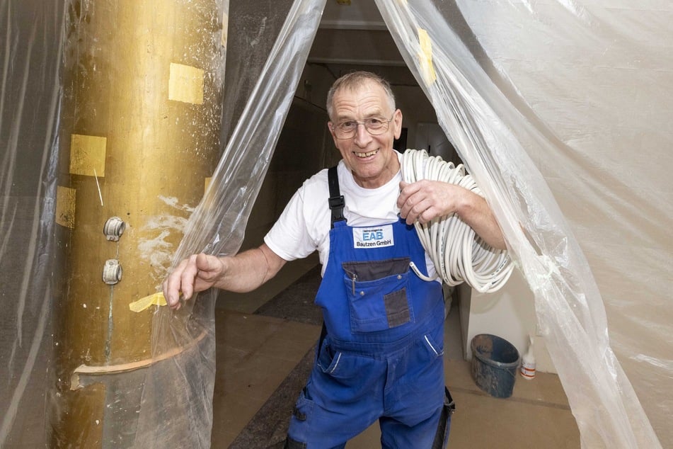 Bis zur Eröffnung gibt es noch allerlei zu tun, auch für den Elektriker Eckehardt Hennig (63).