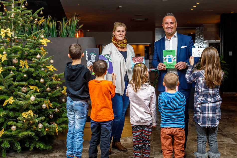 Kinderdorf-Mutter Claudia Töppner (42) und Hoteldirektor Florian Stühmer (45) schmücken mit Kindern im Hotel Hafencity die Wunschtanne.